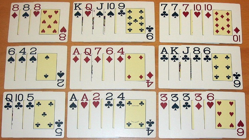 Dựa vào chiến thuật của mỗi người chơi, các lá bài sẽ được sắp xếp thành 3 chi
